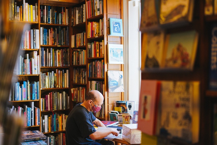 мужчина читает книгу, книжный магазин