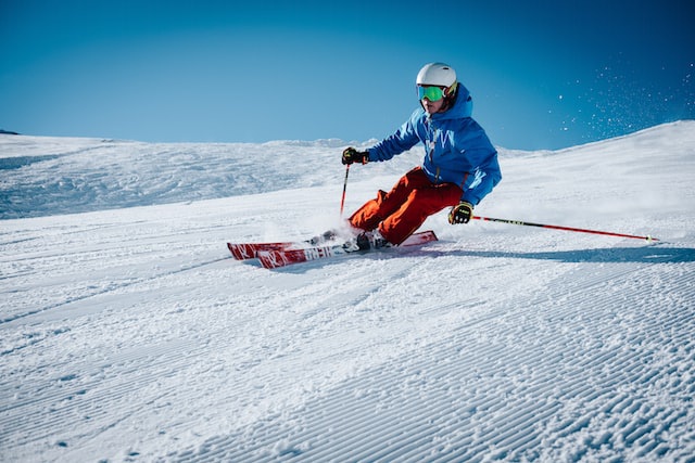 фотография лыжника на склоне