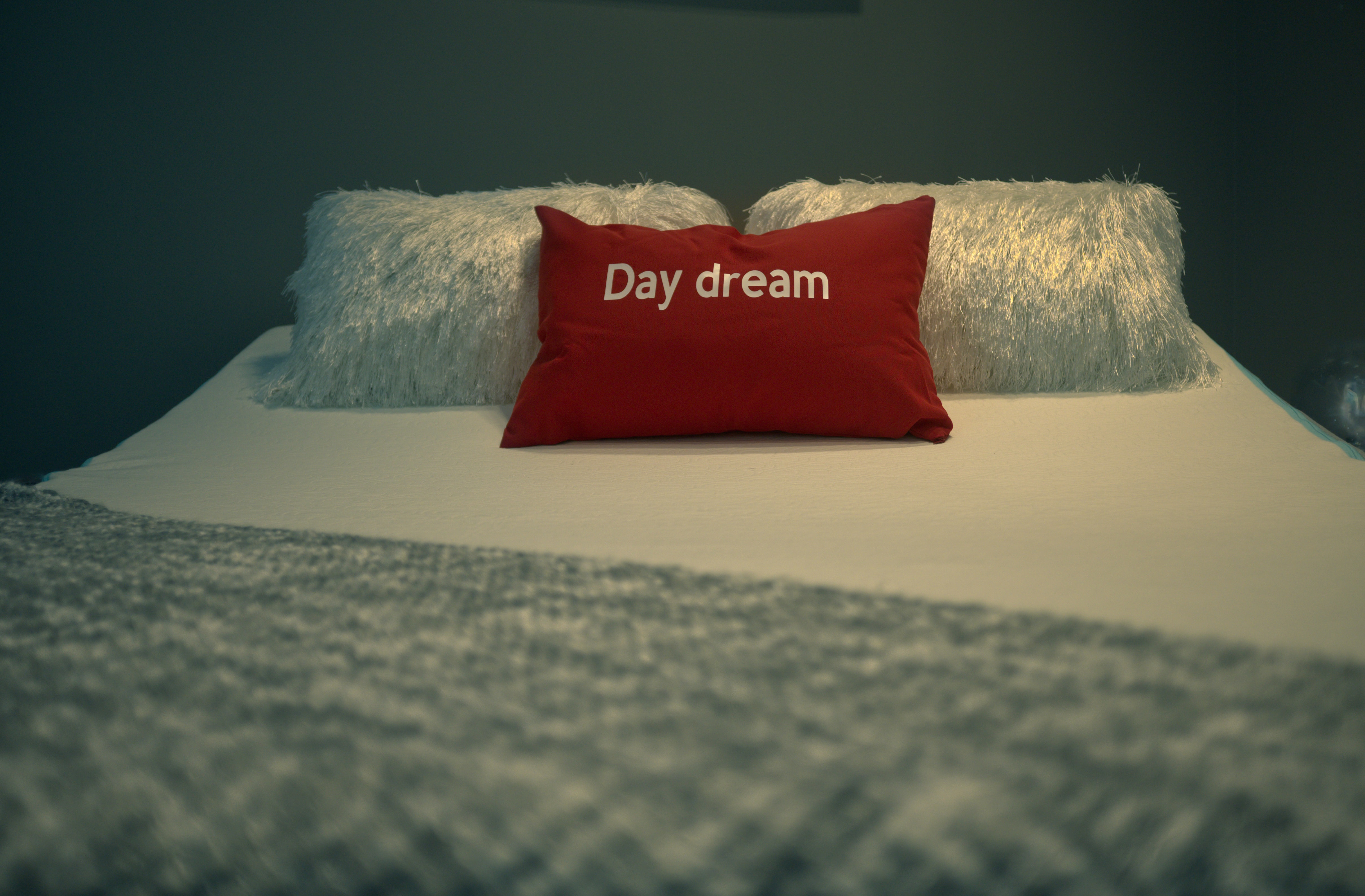 К чему снятся подушки во сне. Красные подушки на кровати мальчик. Комната с красной подушкой. Кровать и подушка пафосно. Подушка и кровать согласные.