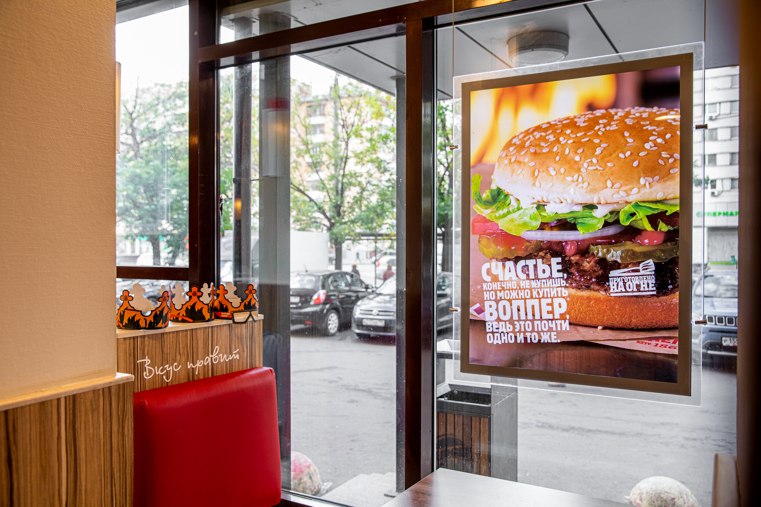 Плакат и лайтбоксы: как продавать при помощи интерьерной рекламы | RB.RU