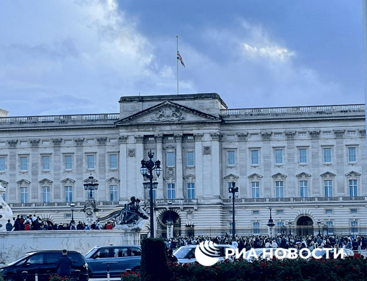 В лондоне приспустили флаги. Дворец королевы Великобритании. Великобритания Букингемский дворец с королевой. Букингемский дворец флаг. Букингемский дворец Штандарт.