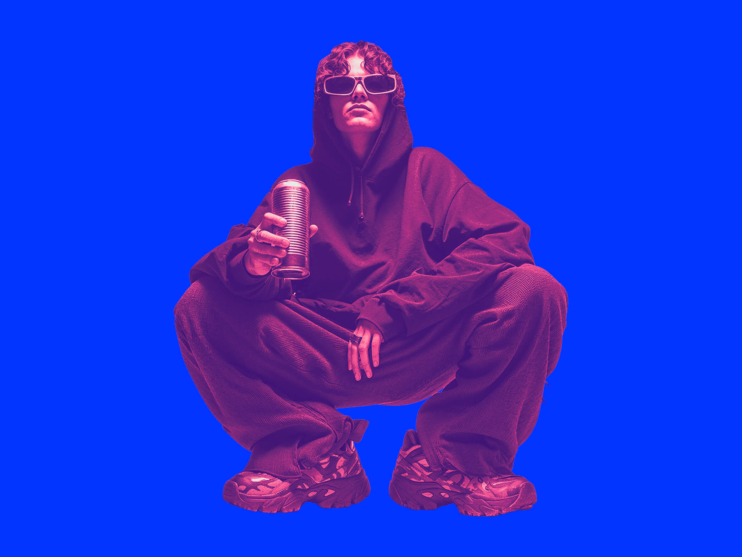 Парень в худи с энергетиком