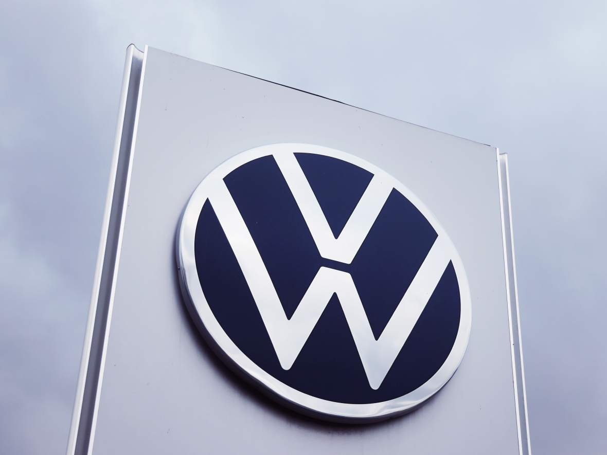 До €1 млрд в ИИ — к 2030 году: Volkswagen инвестирует в технологии, но урезает расходы в Германии