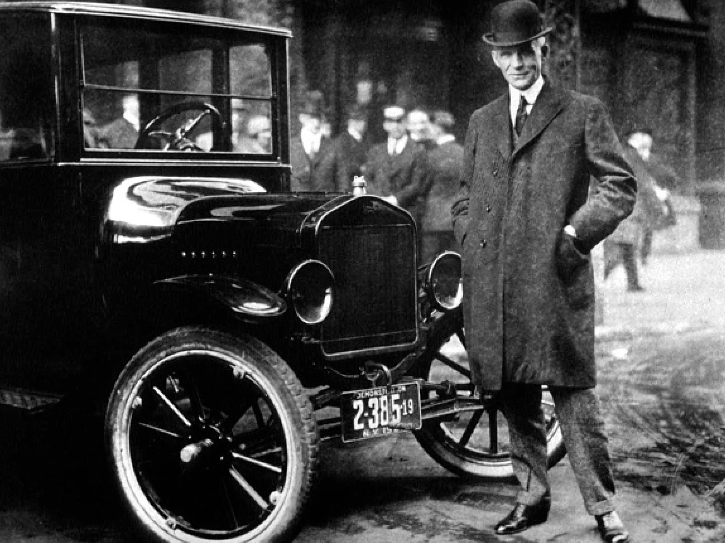 Генри Форд рядом с машиной Model T