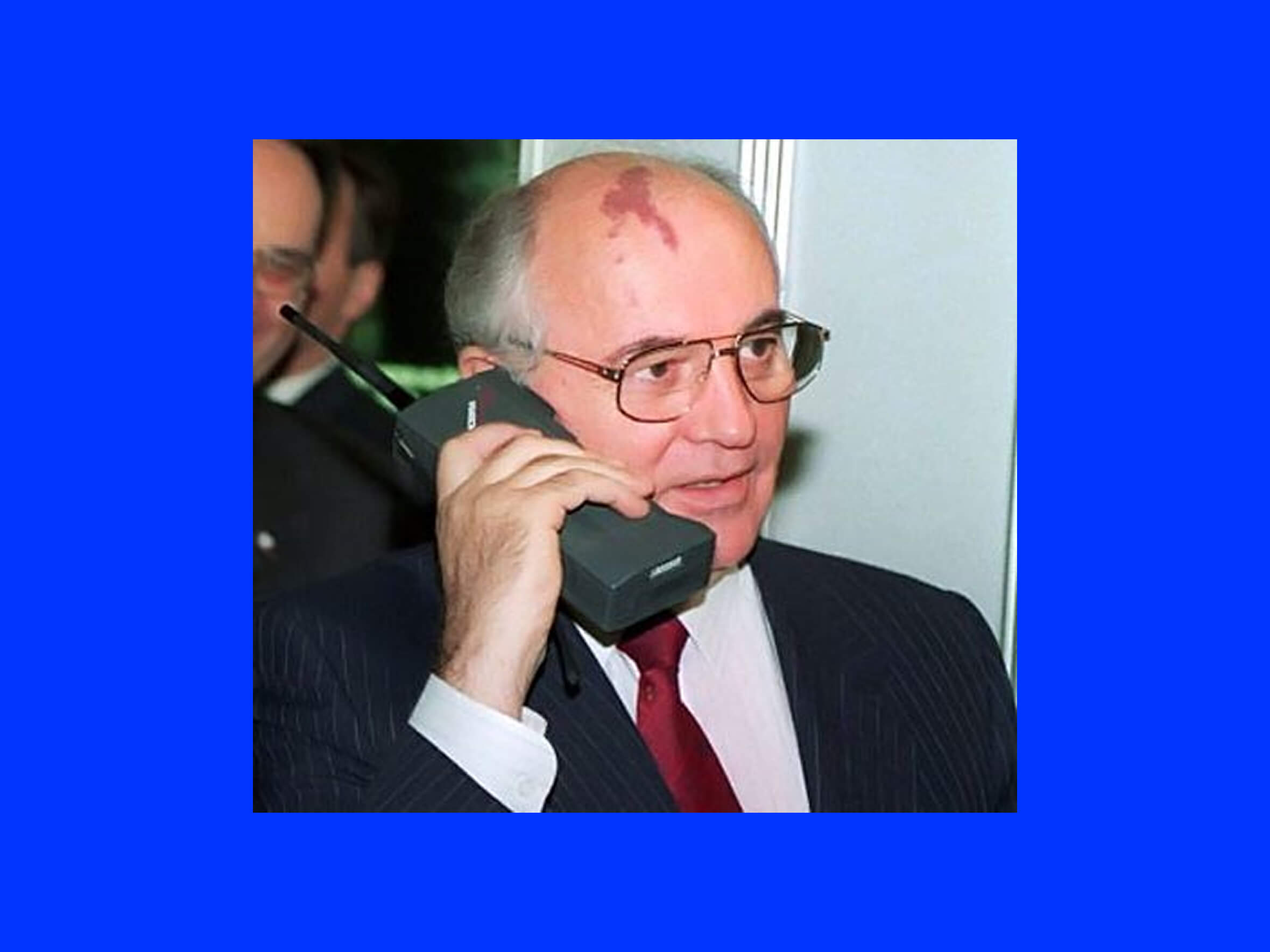 Михаил Сергеевич Горбачев говорит по телефону.
