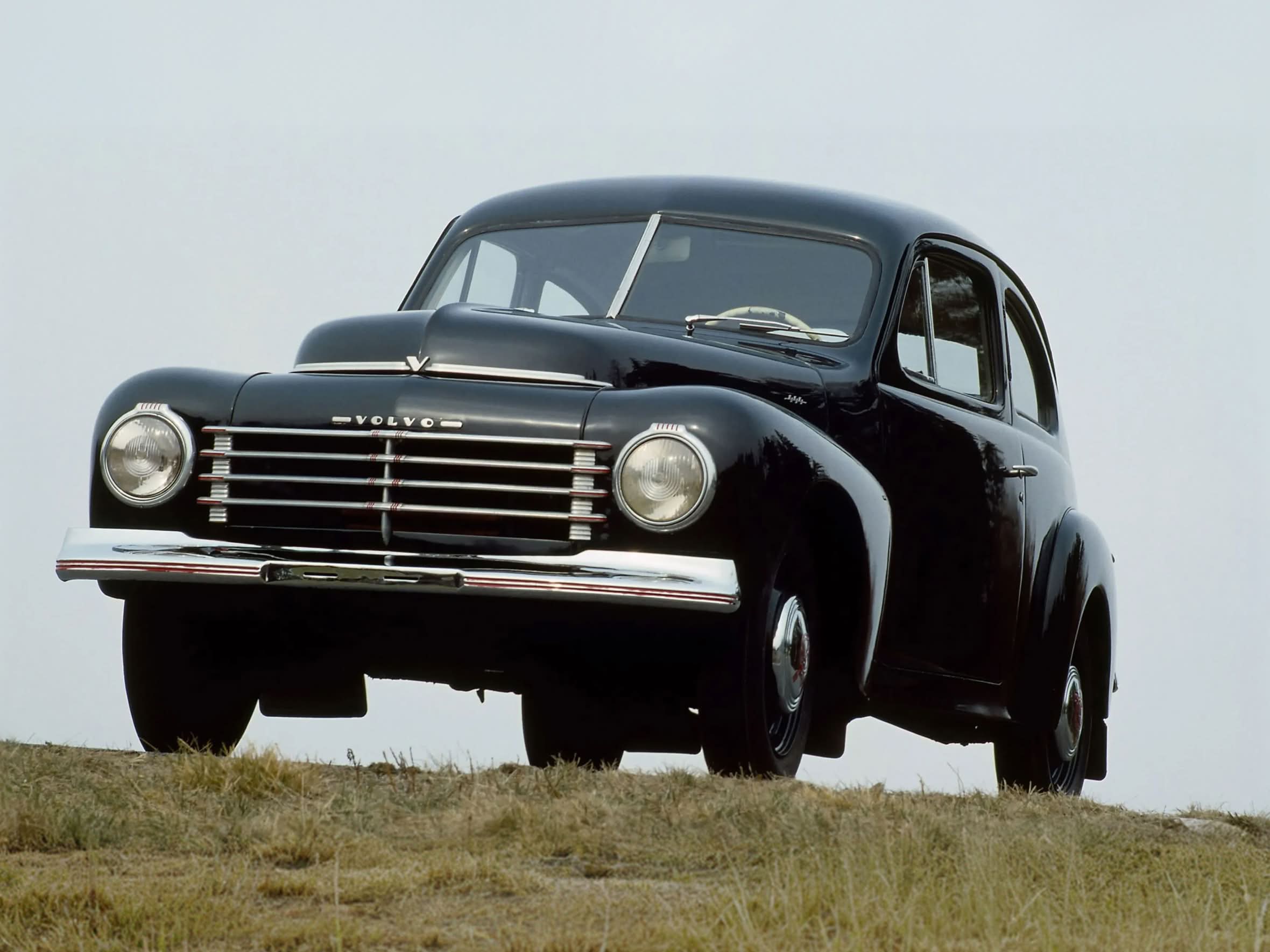 Первые модели и шаги к современности дизайна и технологий Volvo