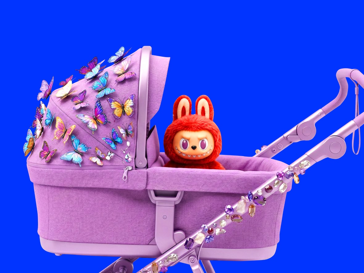 Лабубу в коляске