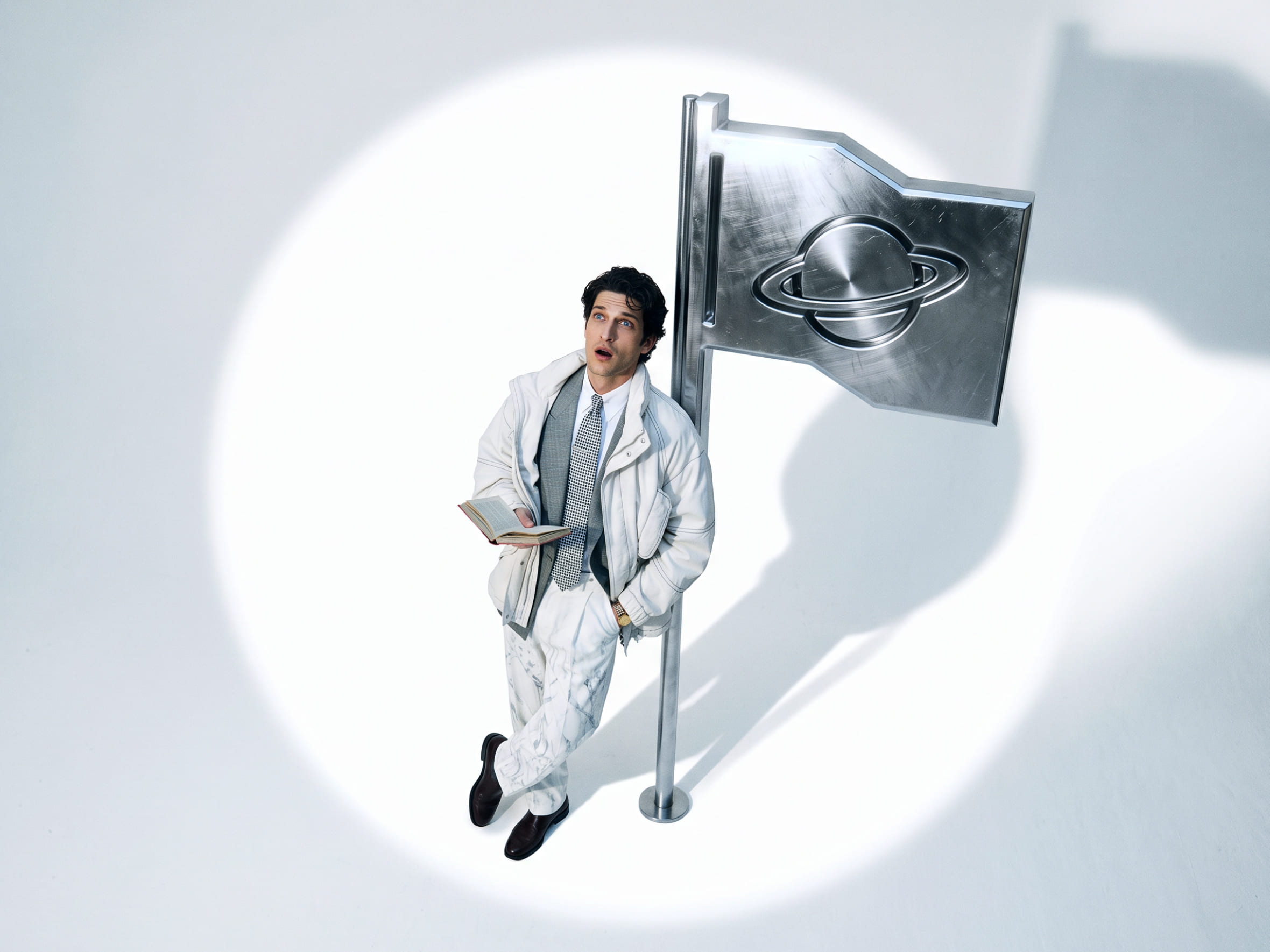 Мужчина опирается на металлический флаг
