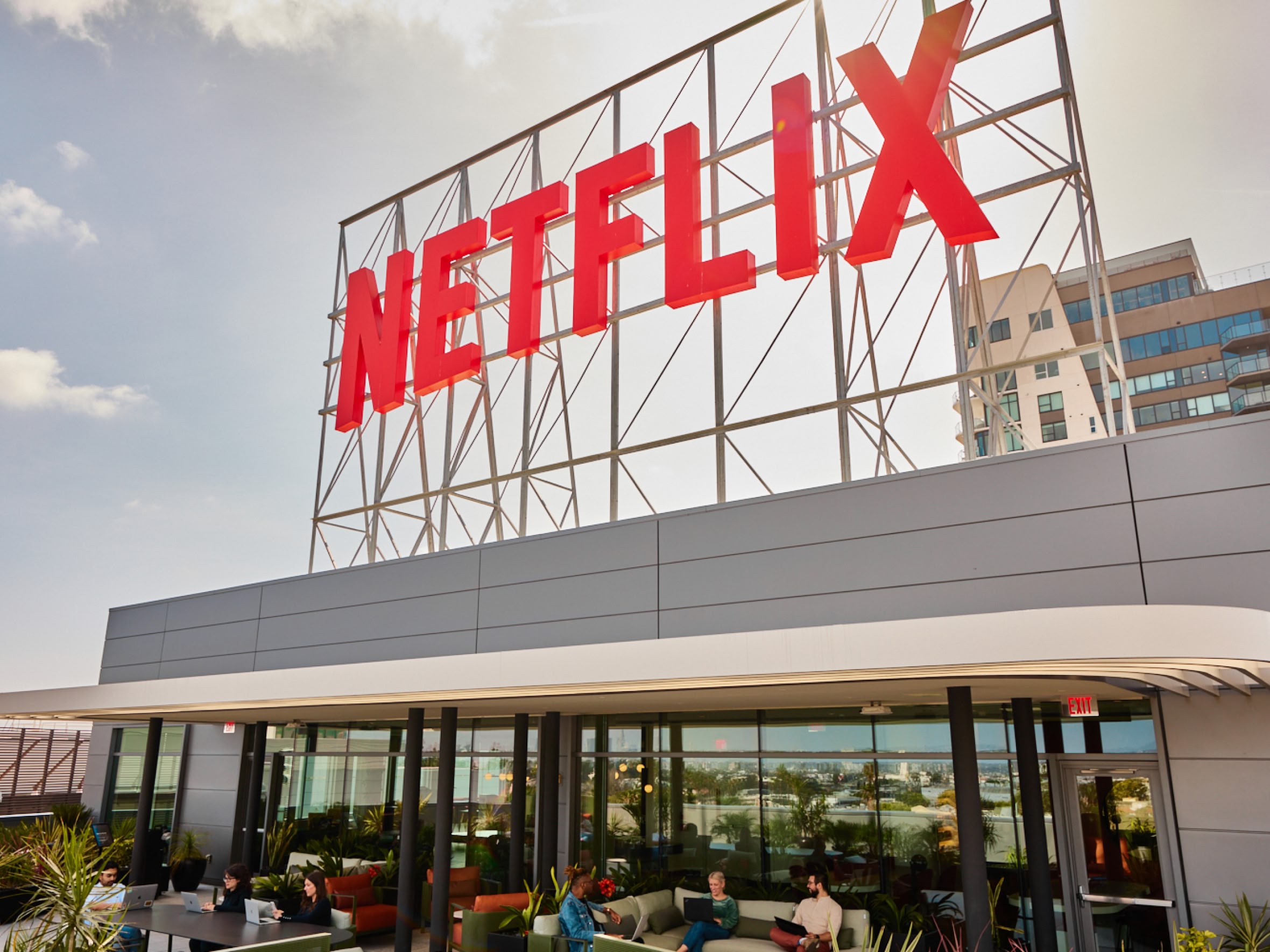 Как Netflix едва не купил Warner Bros