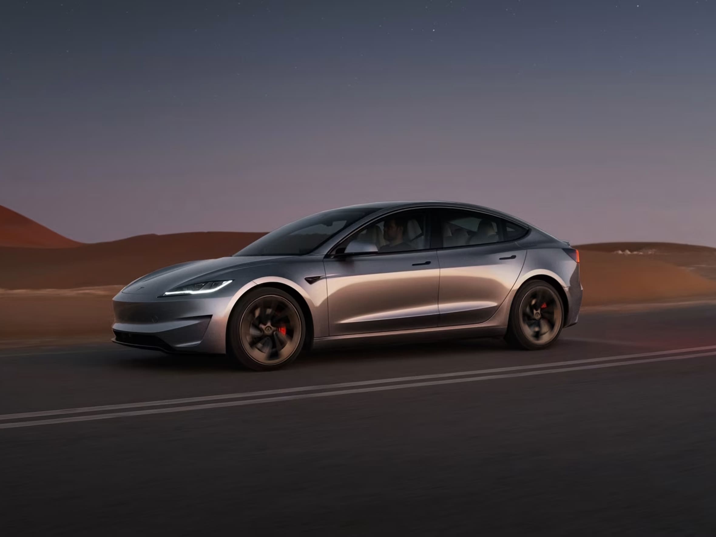 Model 3 едет по дороге