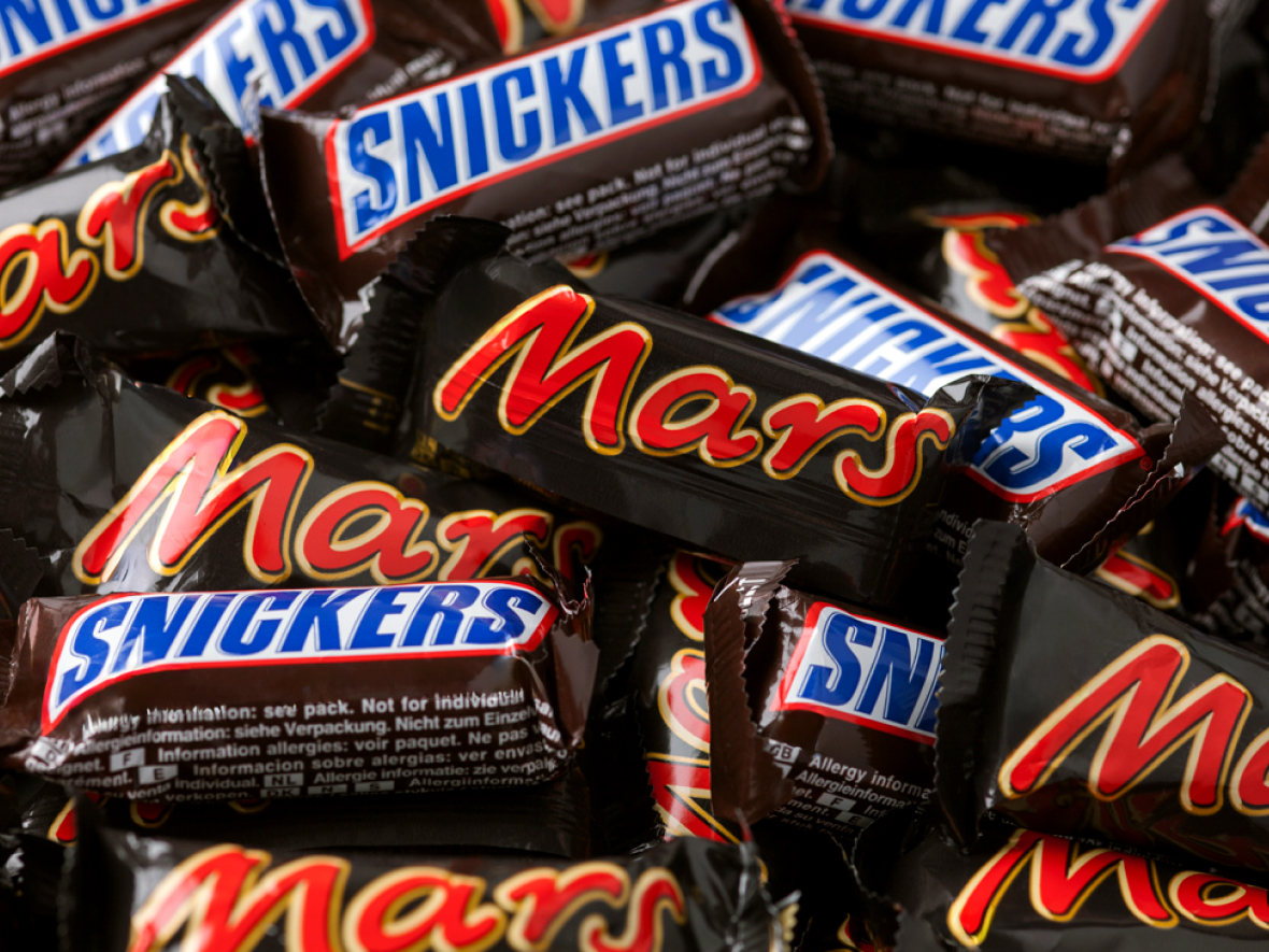 Snickers снова на полке: «Пятёрочка» и «Перекрёсток» возобновили сотрудничество с Mars