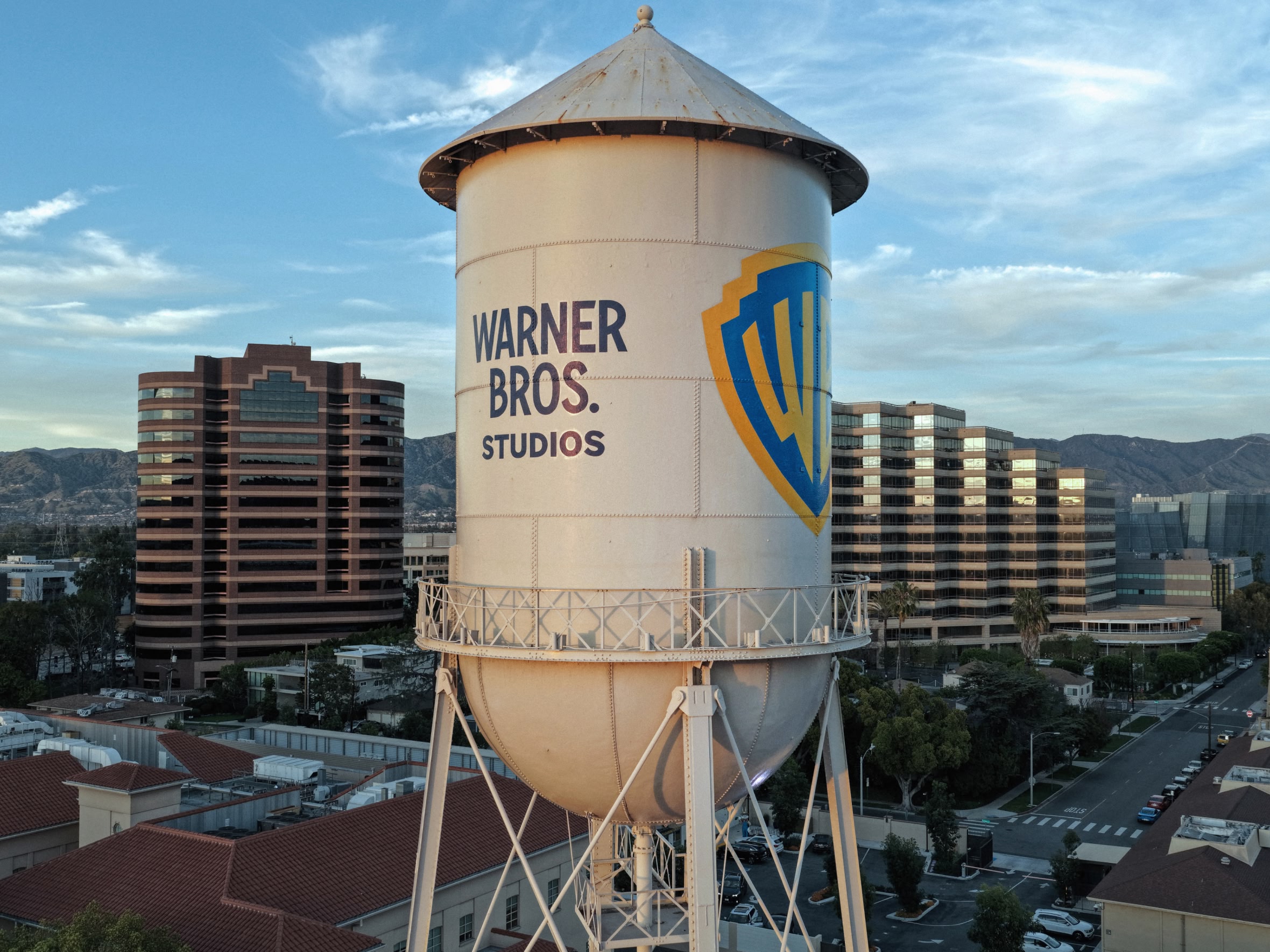 Голливуд выступил против слияния Paramount и Warner Bros. — из-за сделки тысячи сотрудников могут быть уволены