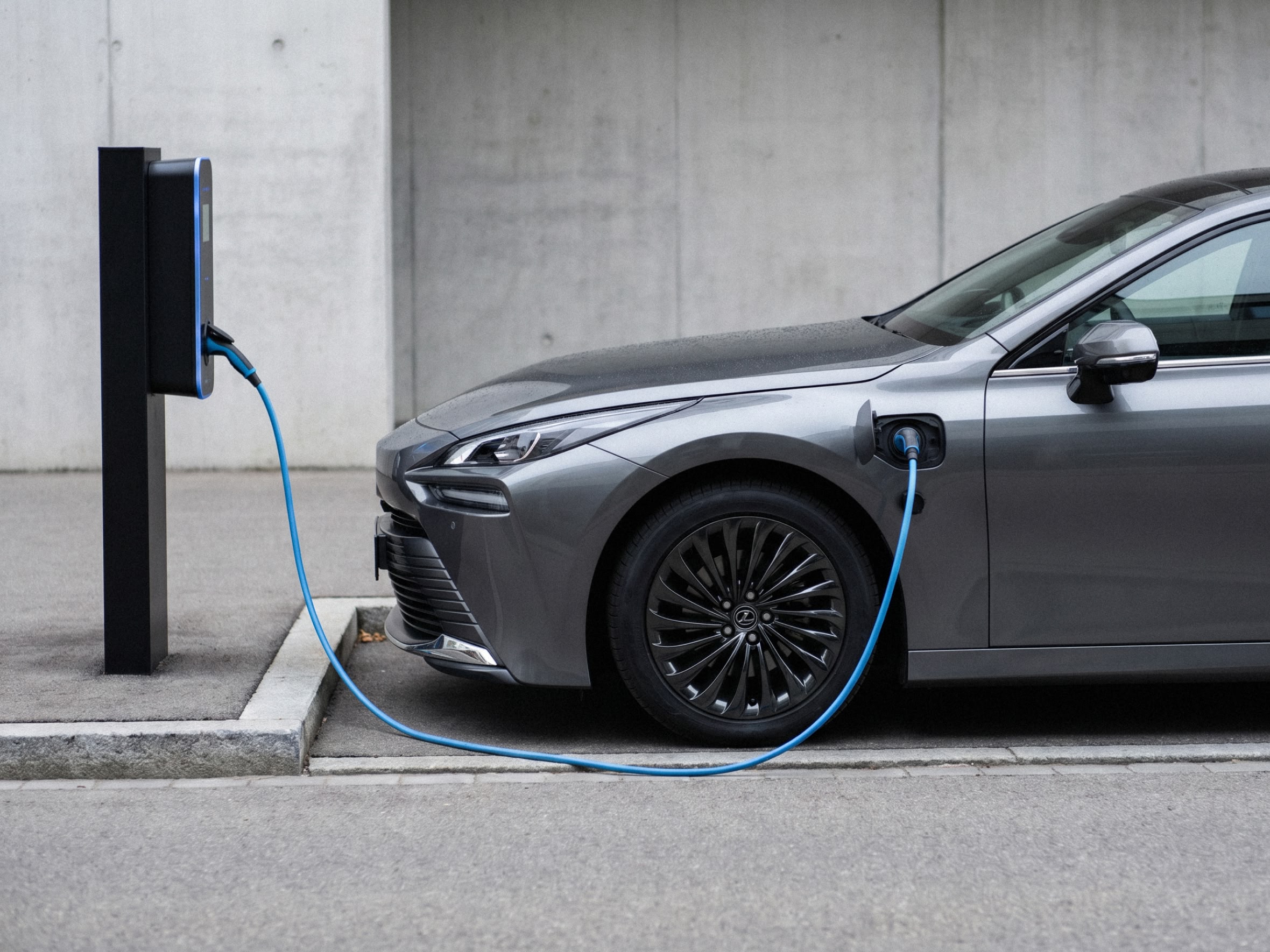 Продажи гибридов в России подскочили в 2,3 раза: в лидерах — кроссоверы Voyah, Evolute и Geely