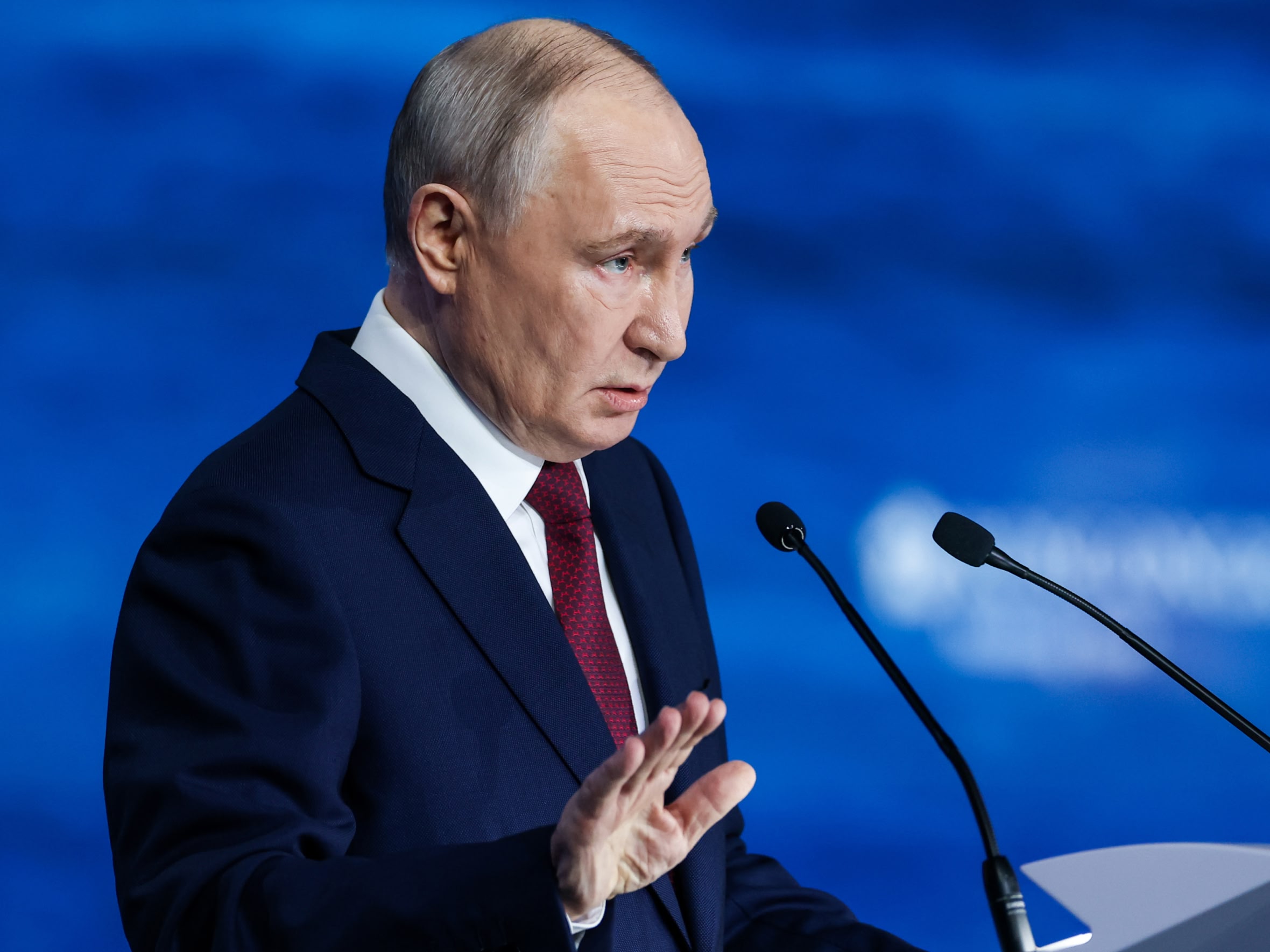 Владимир Путин предложил отложить снижение порога выручки бизнеса для уплаты НДС — сейчас он составляет 20 млн ₽