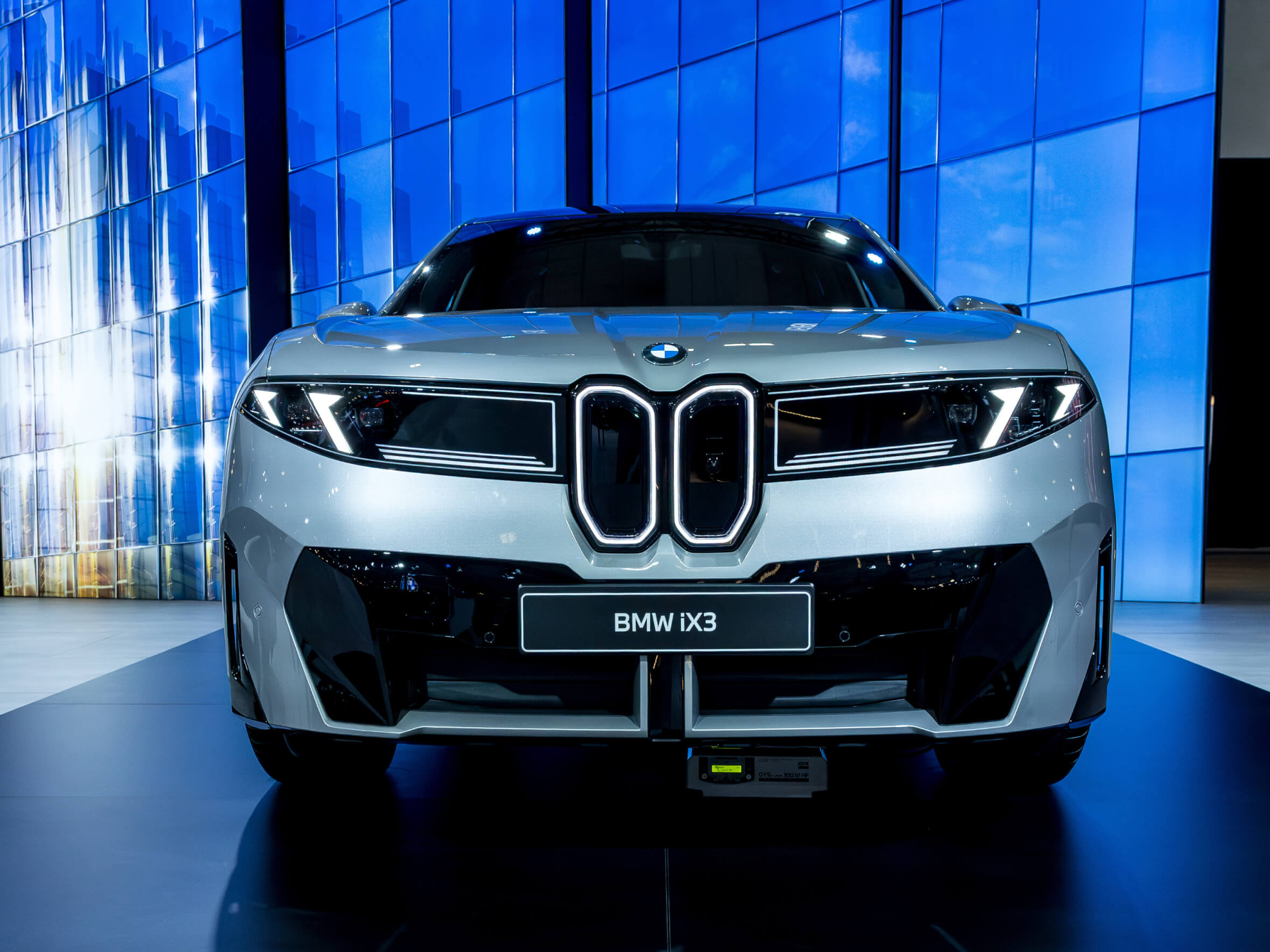 BMW открыла предзаказы на удлинённый iX3 с запасом хода до 900 км — по цене от 3,3 млн ₽