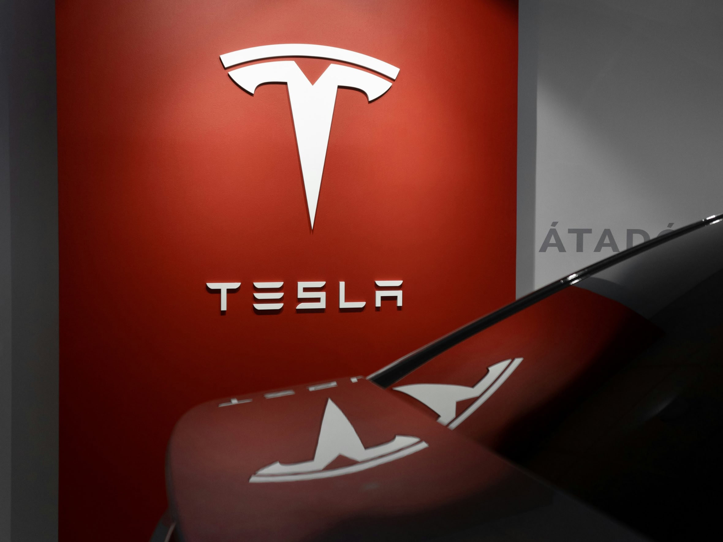 Toyota и Tesla отзывают почти 530 тыс. автомобилей в США: причины — проблемы с фарами и электроникой
