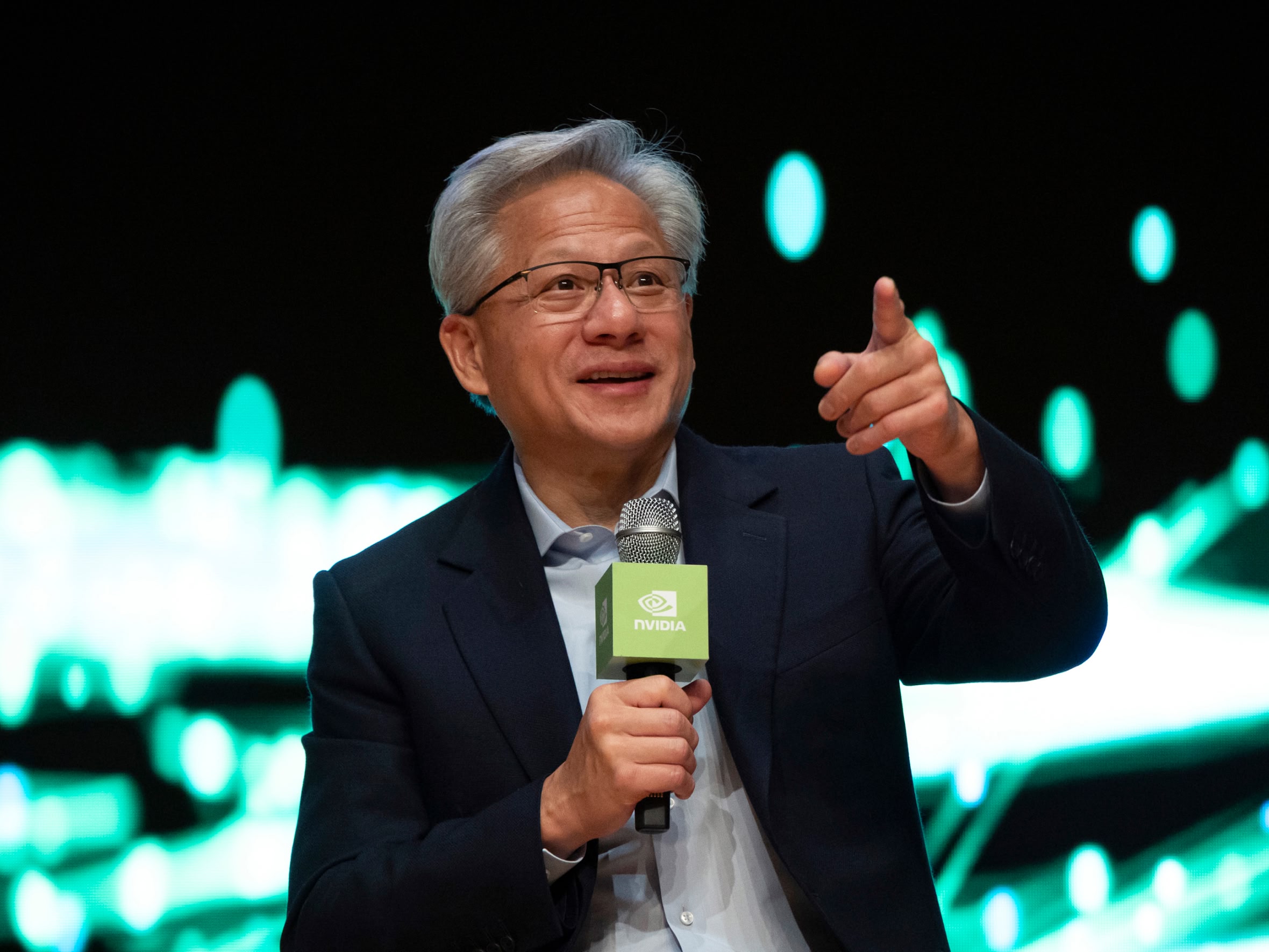 Глава Nvidia Дженсен Хуанг прогнозирует $1 трлн выручки в 2027-м: инвесторы настроены скептически — акции снижаются