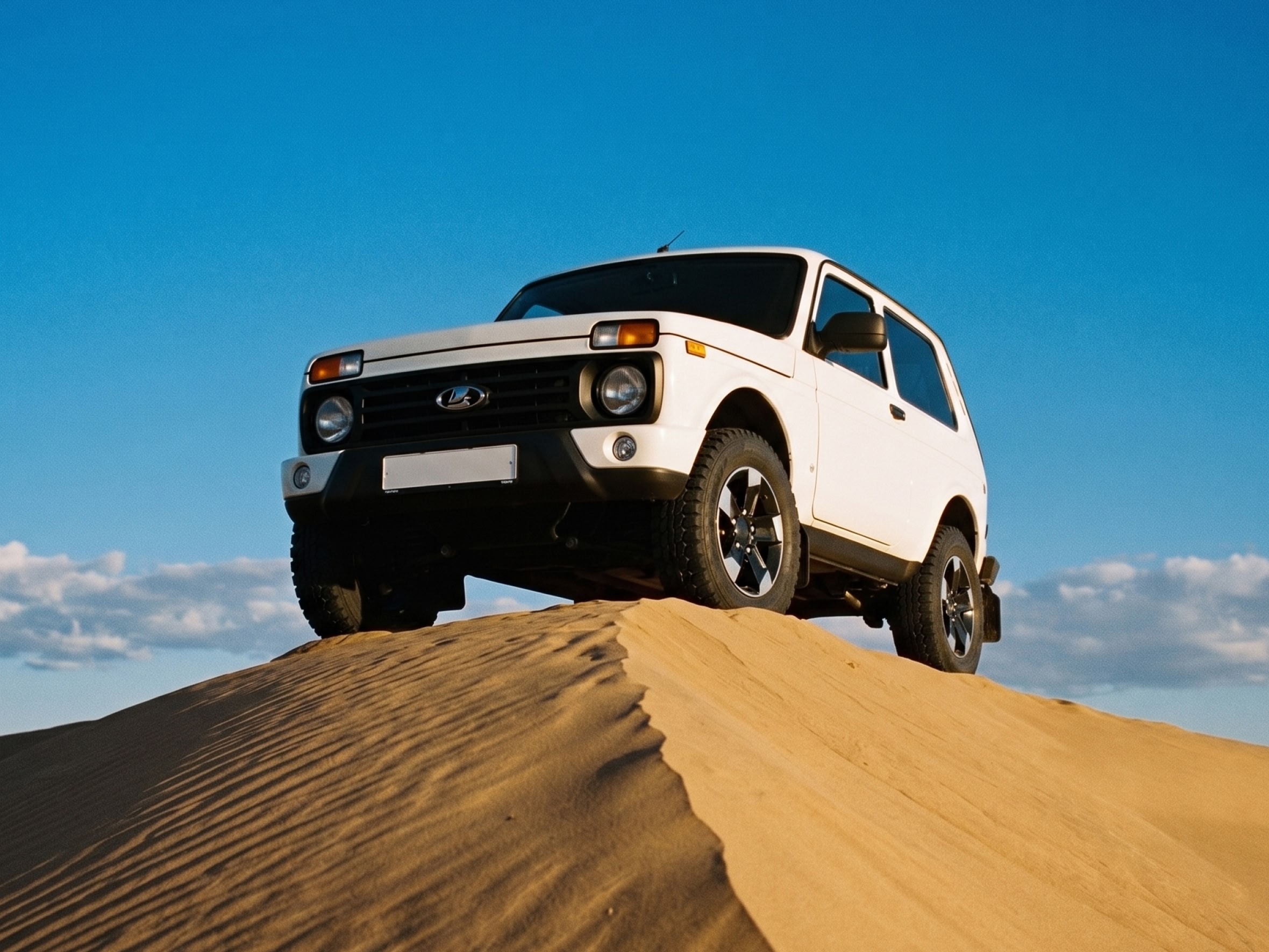 АвтоВАЗ представил обновлённую Lada Niva Legend: модель оснастили подушкой безопасности — впервые за 50 лет