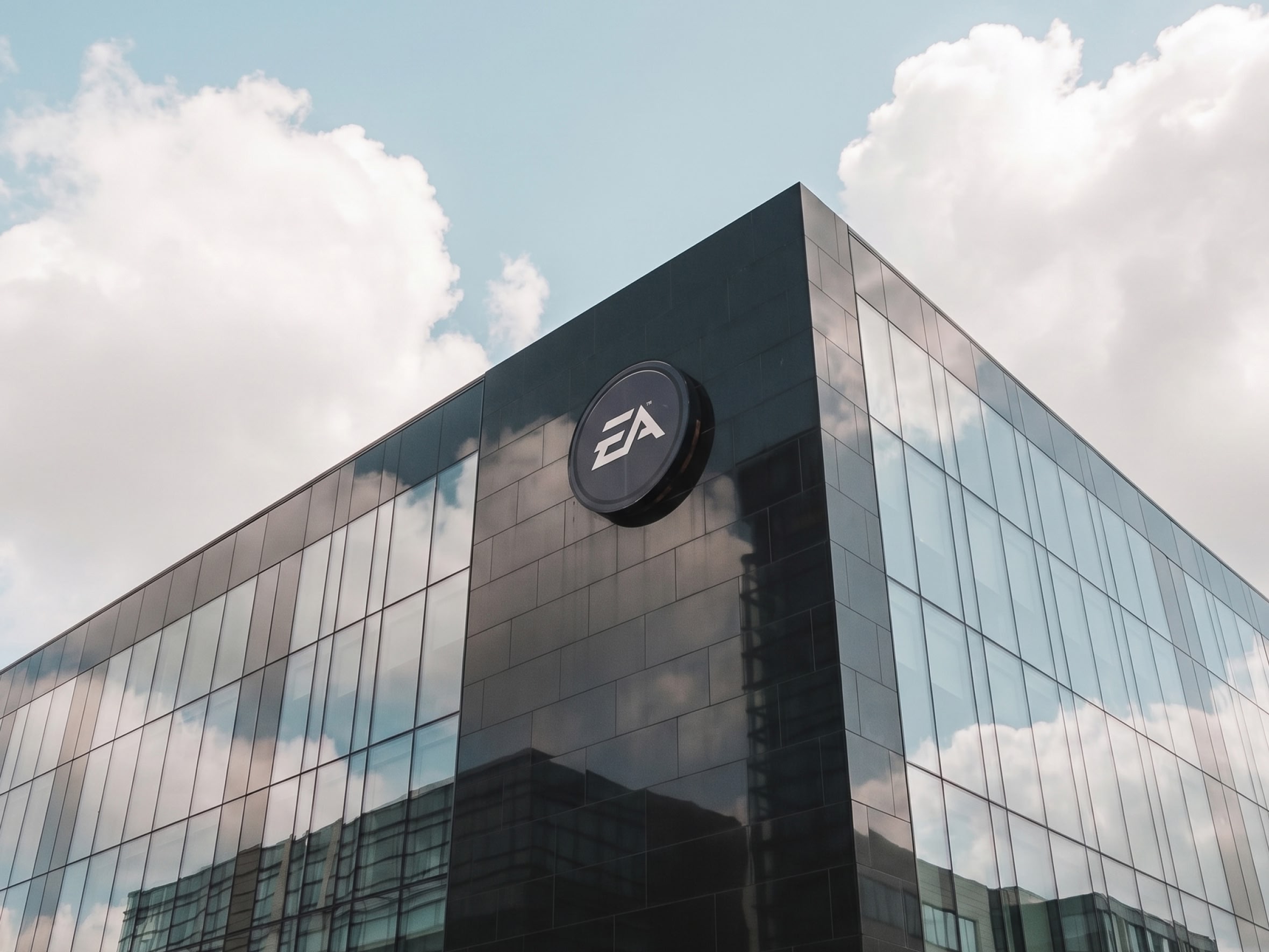 Саудовская Аравия выкупила издателя FIFA и The Sims — после рекордной сделки на $55 млрд компания ушла с биржи
