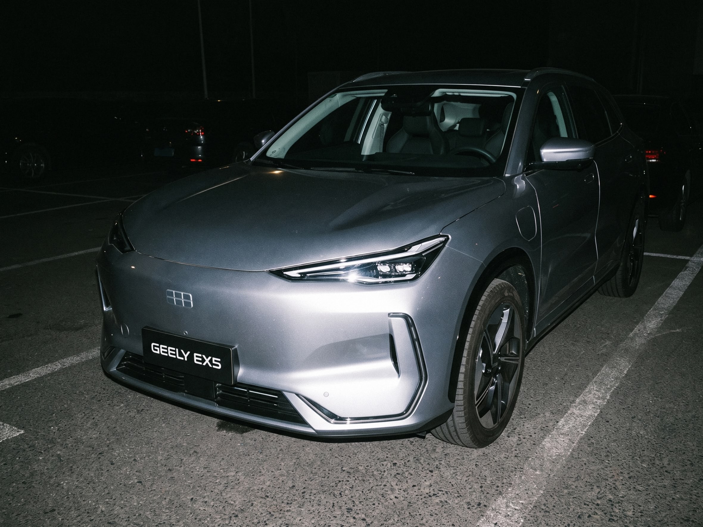 Geely объявила цены на новый гибридный кроссовер EX5 EM-R для России — от 3,46 млн ₽